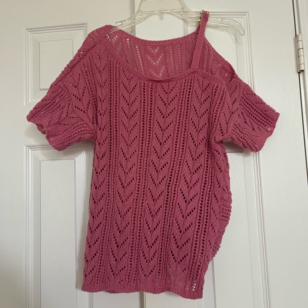 Chic Pink Knit Top -  Short Sleeves & Gold Chain Shoulder Detail